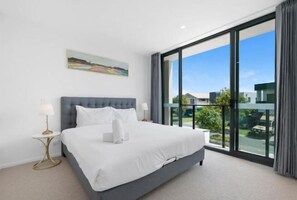 Cots/infant beds - The Residences at the Peninsula (Hope Island)