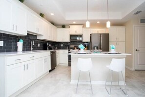 Fridge, microwave, oven, stovetop - 3 Bedrooms 2 Bathrooms/ Storey Lake (3150-301PC) (Kissimmee)