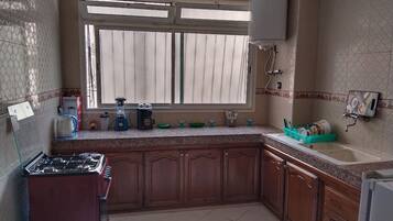 Refrigerador, horno, parrilla de estufa y cafetera y tetera