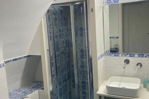 Een douche, een haardroger, een bidet, handdoeken