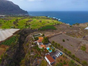 Une propriété située sur la côte, dotée d’une piscine, d’un court de tennis et offrant une vue sur l’océan.