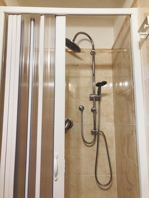 Dutxa, assecador de cabells, bidet i tovalloles
