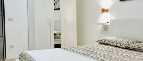 1 slaapkamer, een strijkplank/strijkijzer, wifi, beddengoed