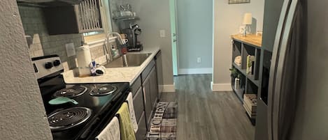 Een koelkast, een microgolfoven, een oven, een kookplaat