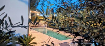 FOOTPRINTS VILLA. PINEWALK AREA. HEATED POOL. WIFI. 100m/2 MIN WALK TO THE SEA