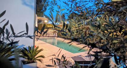 FOOTPRINTS VILLA. PINEWALK AREA. HEATED POOL. WIFI. 100m/2 MIN WALK TO THE SEA