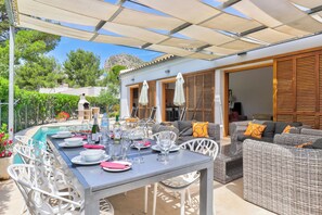 Outdoor dining - FOOTPRINTS VILLA. PINEWALK AREA. HEATED POOL. WIFI. 100m/2 MIN WALK TO THE SEA (port pollensa)