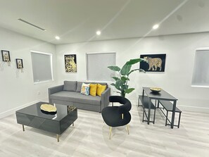 Smart TV - Modern 2 Bedroom House in the Heart of Miami (Miami)
