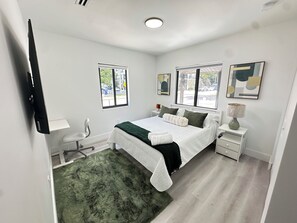 2 bedrooms, desk, iron/ironing board, travel cot - Modern 2 Bedroom House in the Heart of Miami (Miami)