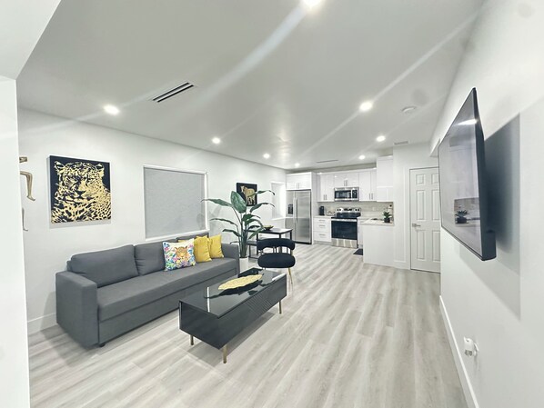 Smart TV - Modern 2 Bedroom House in the Heart of Miami (Miami)