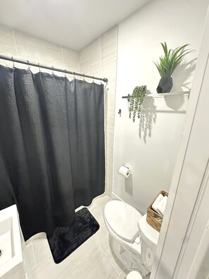 Shower, hair dryer, towels, soap - Modern 2 Bedroom House in the Heart of Miami (Miami)