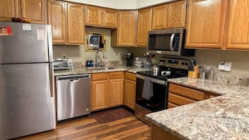 Kjøleskap, mikrobølgeovn, ovn og kokeplater