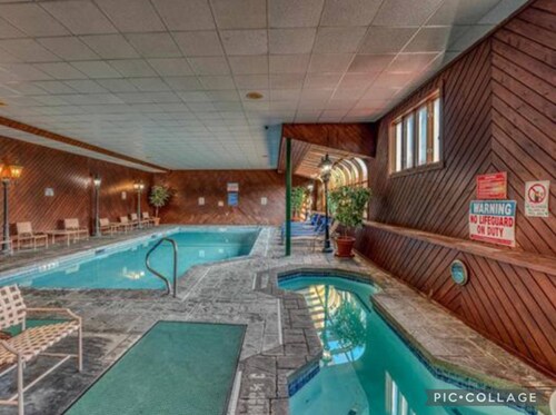 Heart of Lincoln LARGE 2 story condo: Pool, Hot Tub, Game Room, Sleeps 10