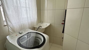 Secador de cabelo, toalhas de banho, sabonete, papel higiênico