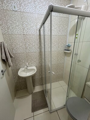 Haartrockner, Handtücher, Seife, Toilettenpapier