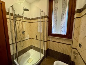 Shower, jetted bath, hair dryer, bidet - Doria Boutique Apartment, family-friendly apartment in Vatican area (Roma)