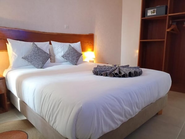 Quarto casal standard, vista para a piscina | Cofres nos quartos, escrivaninha, espaço de trabalho para notebook