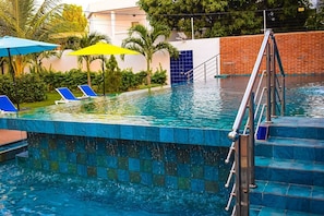Outdoor pool - Eat Work and Sleep (La Somone)