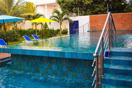 Piscine extérieure. Eat Work and Sleep