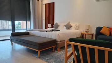 Tallelokero huoneessa, työpöytä