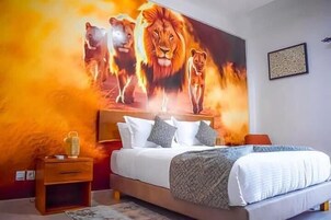 Habitación superior, vistas a la piscina | Caja fuerte, escritorio, espacio para trabajar con un portátil