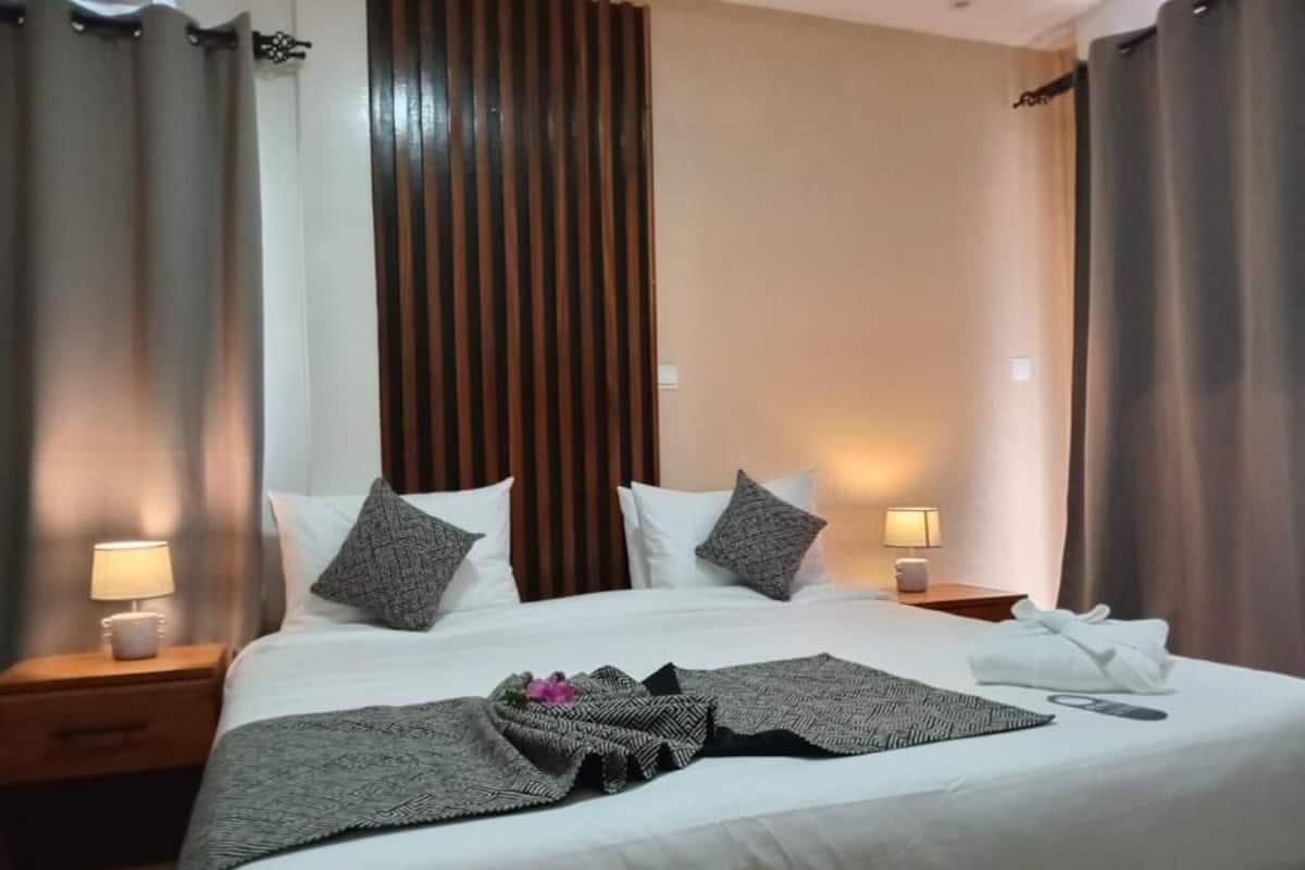 Quarto casal standard, vista para a piscina | Cofres nos quartos, escrivaninha, espaço de trabalho para notebook