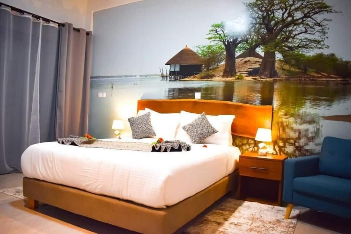 Quarto superior, vista para a piscina | Cofres nos quartos, escrivaninha, espaço de trabalho para notebook