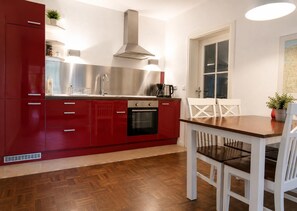 Fridge, oven, coffee/tea maker, toaster - Berensch Holiday, Apartment Gertrud, Holter Straße 7, 27476 Cuxhaven Berensch (Cuxhaven Berensch)