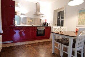 Kühlschrank, Ofen, Wasserkocher mit Kaffee-/Teezubehör, Toaster
