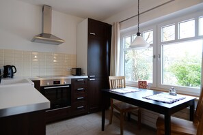 Réfrigérateur, four, cafetière/bouilloire, grille-pain