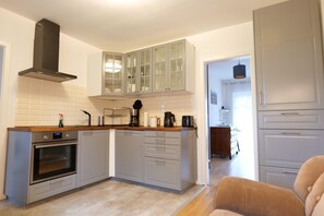 Kühlschrank, Ofen, Wasserkocher mit Kaffee-/Teezubehör, Toaster