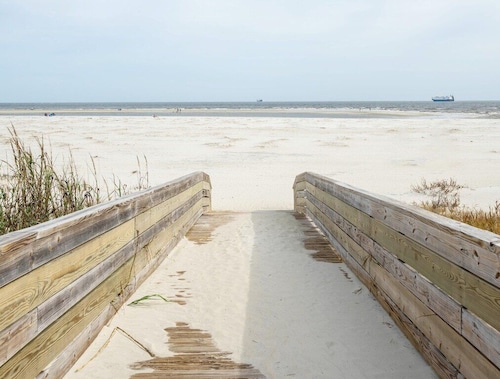 Beach front condo!  Pool, Hot Tub and tennis