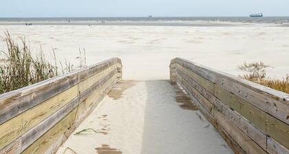 Beach front condo! Pool, Hot Tub and tennis