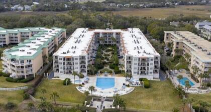 Beach front condo! Pool, Hot Tub and tennis