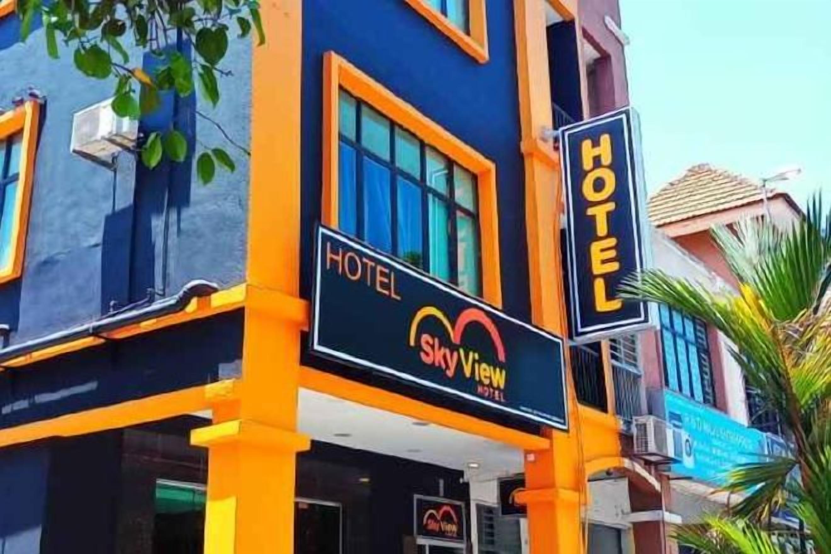 Un hotel con un letrero llamativo que dice 'HOTEL SkyView'.