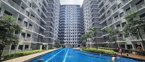 Kolam renang terbuka