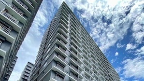 A high-rise building with multiple balconies and a modern architectural design. - Shore 3 Residences by LUXE (Pasay)