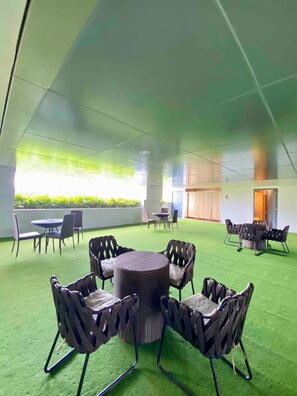 Una piscina al aire libre