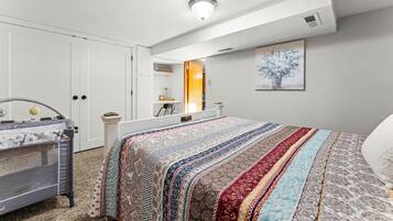 3 makuuhuonetta, työpöytä, silitysrauta/-lauta, vauvan matkasänky