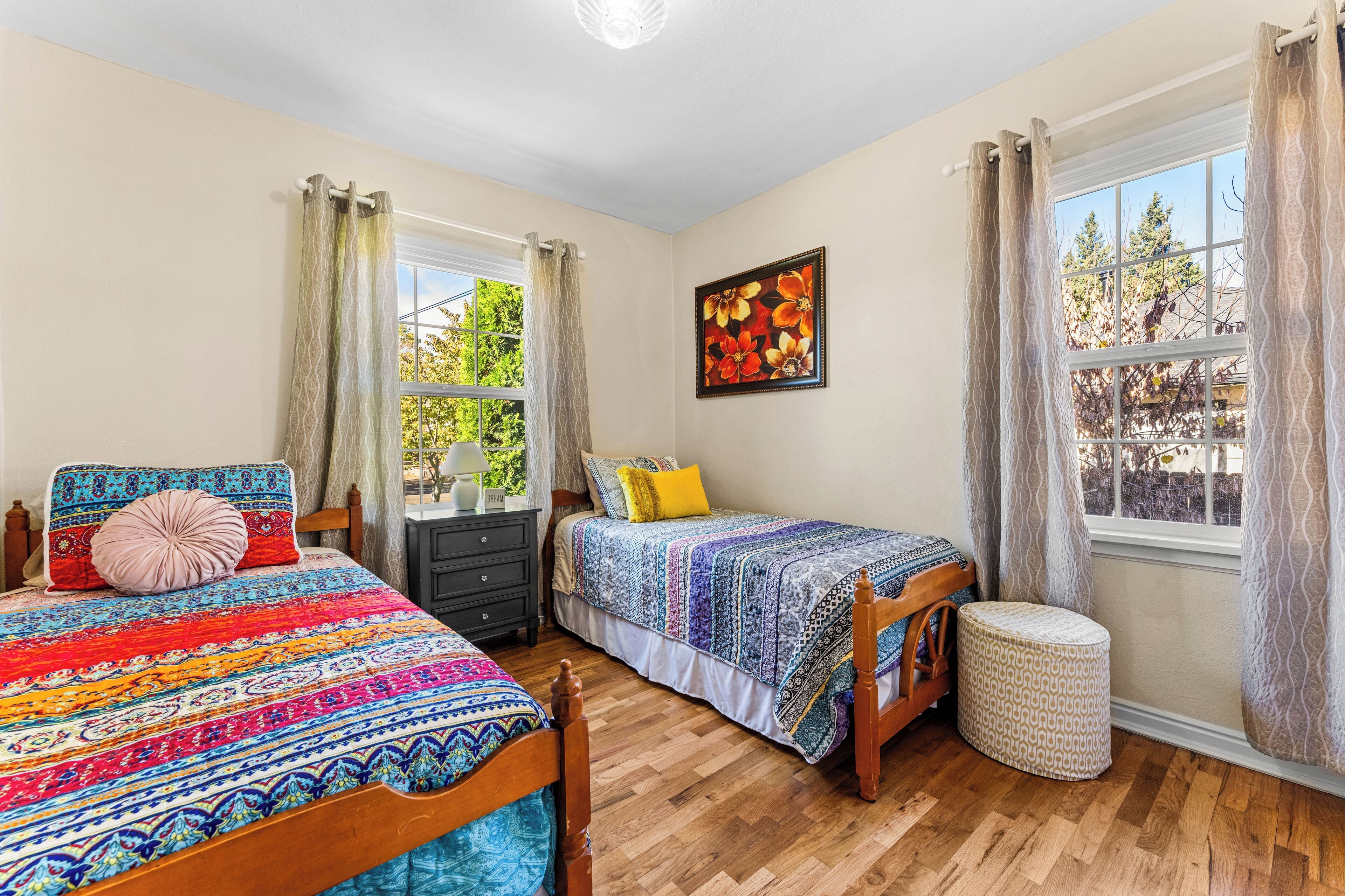 3 makuuhuonetta, työpöytä, silitysrauta/-lauta, vauvan matkasänky