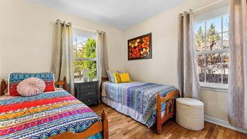 3 makuuhuonetta, työpöytä, silitysrauta/-lauta, vauvan matkasänky