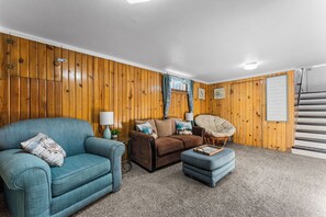 Smart-tv, een open haard en boeken