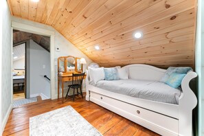 4 bedrooms, iron/ironing board, WiFi, bed sheets - Cozy Modern Victorian Farmhouse  (Chester)