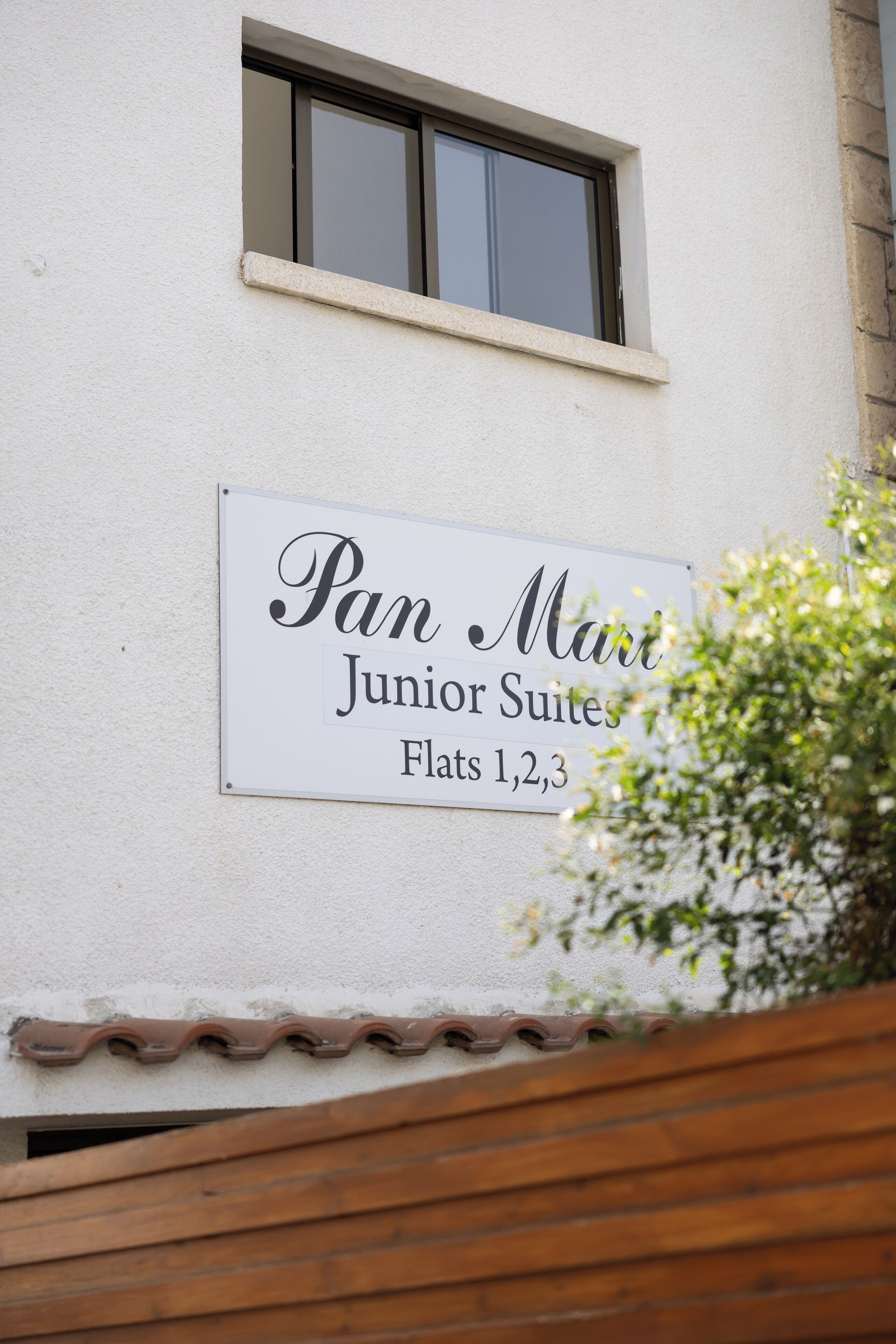 Placa indicando Pan Mart Junior Suites nas unidades 1, 2 e 3.