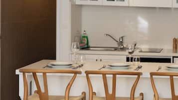 Hestia Apartment | Cocina privada | Refrigerador, horno, parrilla de estufa y tetera eléctrica