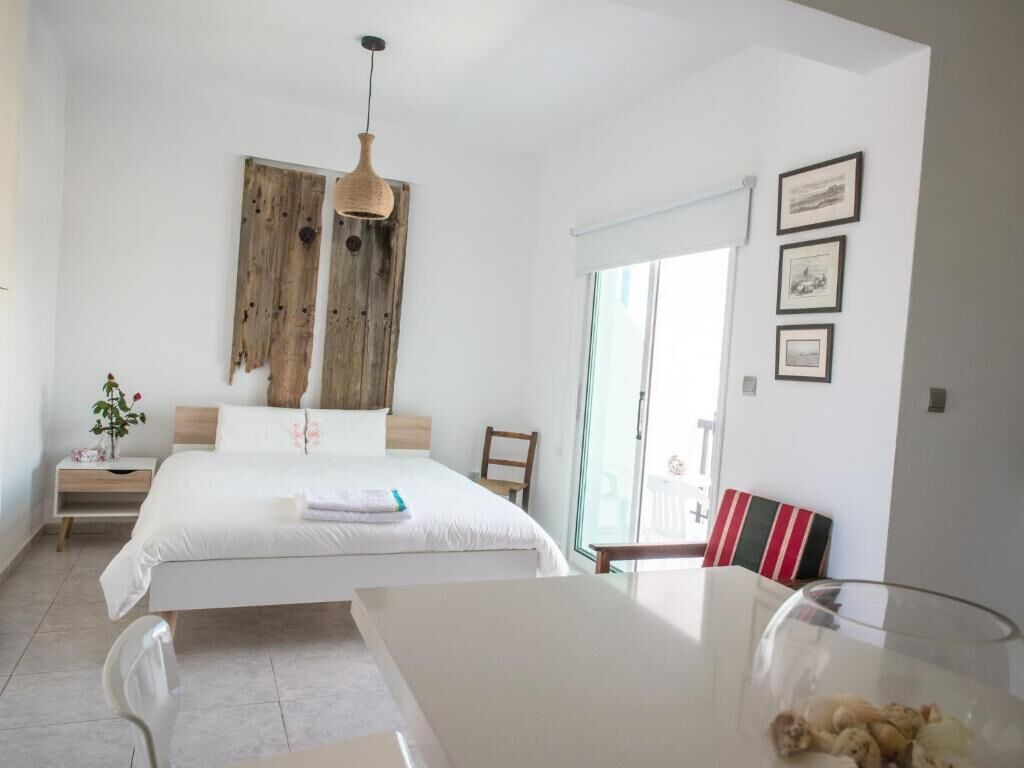 Pernery Studio | Espacio para trabajar con un portátil y tabla de planchar con plancha