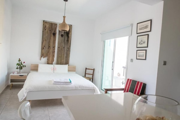 Pernery Studio | Laptop workspace, iron/ironing board, free WiFi