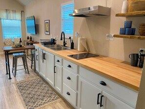 Frigorífico, microondas, placa de cocina y cafetera o tetera