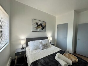 2 bedrooms, iron/ironing board, WiFi, bed sheets - Affordable Stay Near Proctors-A7 (Schenectady)