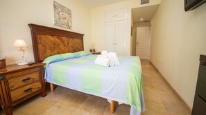 3 habitaciones, tabla de planchar con plancha y ropa de cama 